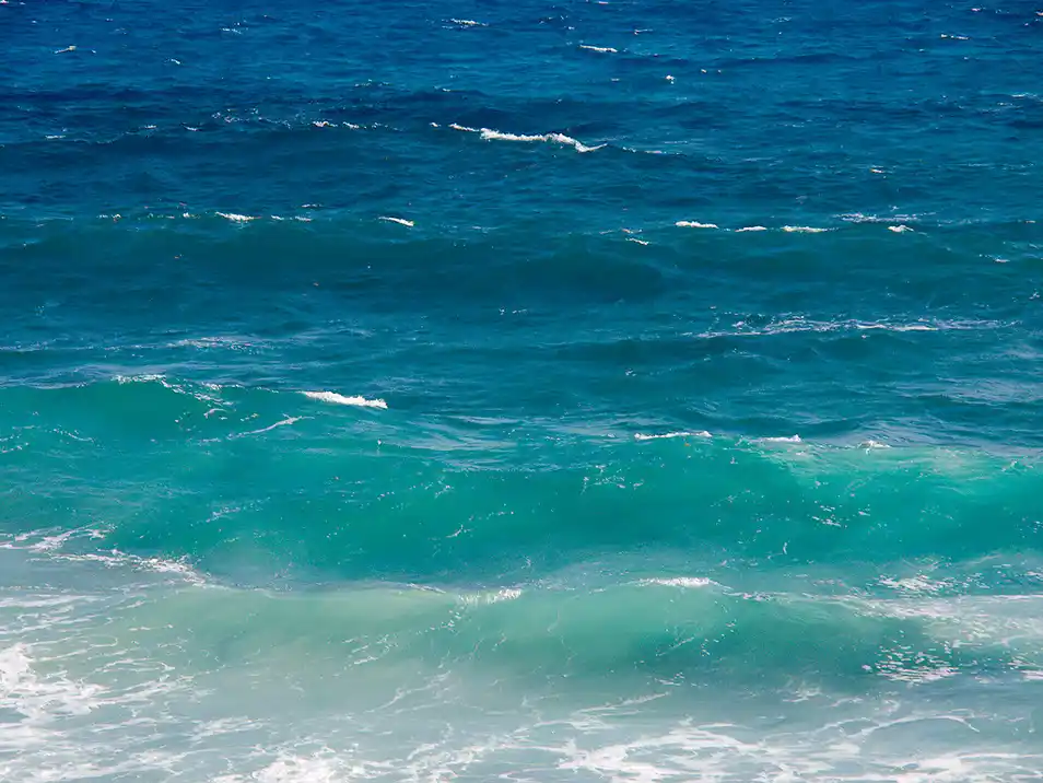 Ondas turquesa a quebrar numa laguna
